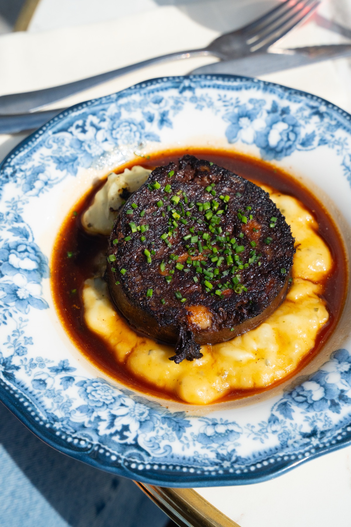 Boudin basque sur assiette à motifs