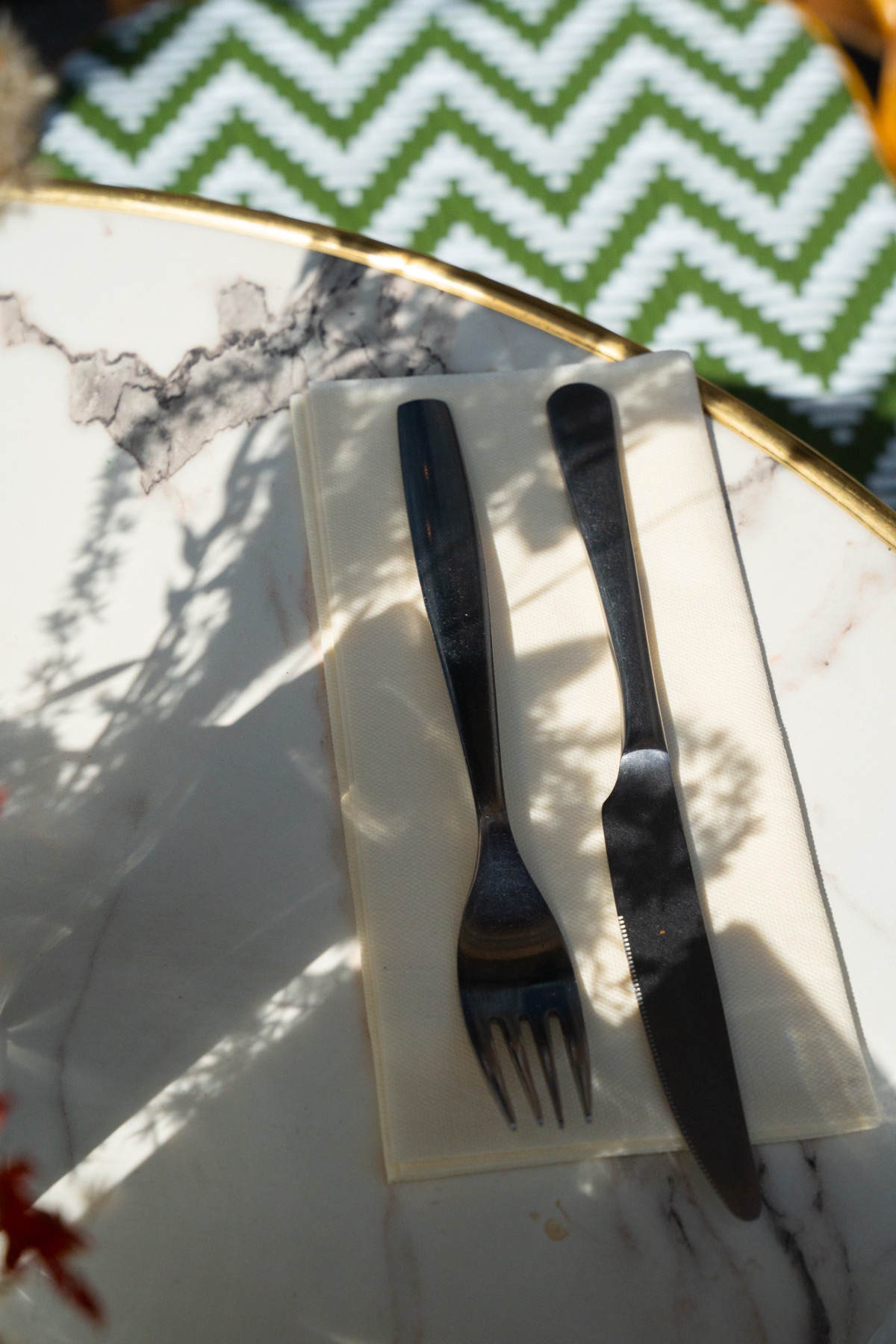 Détail couverts sur table de marbre