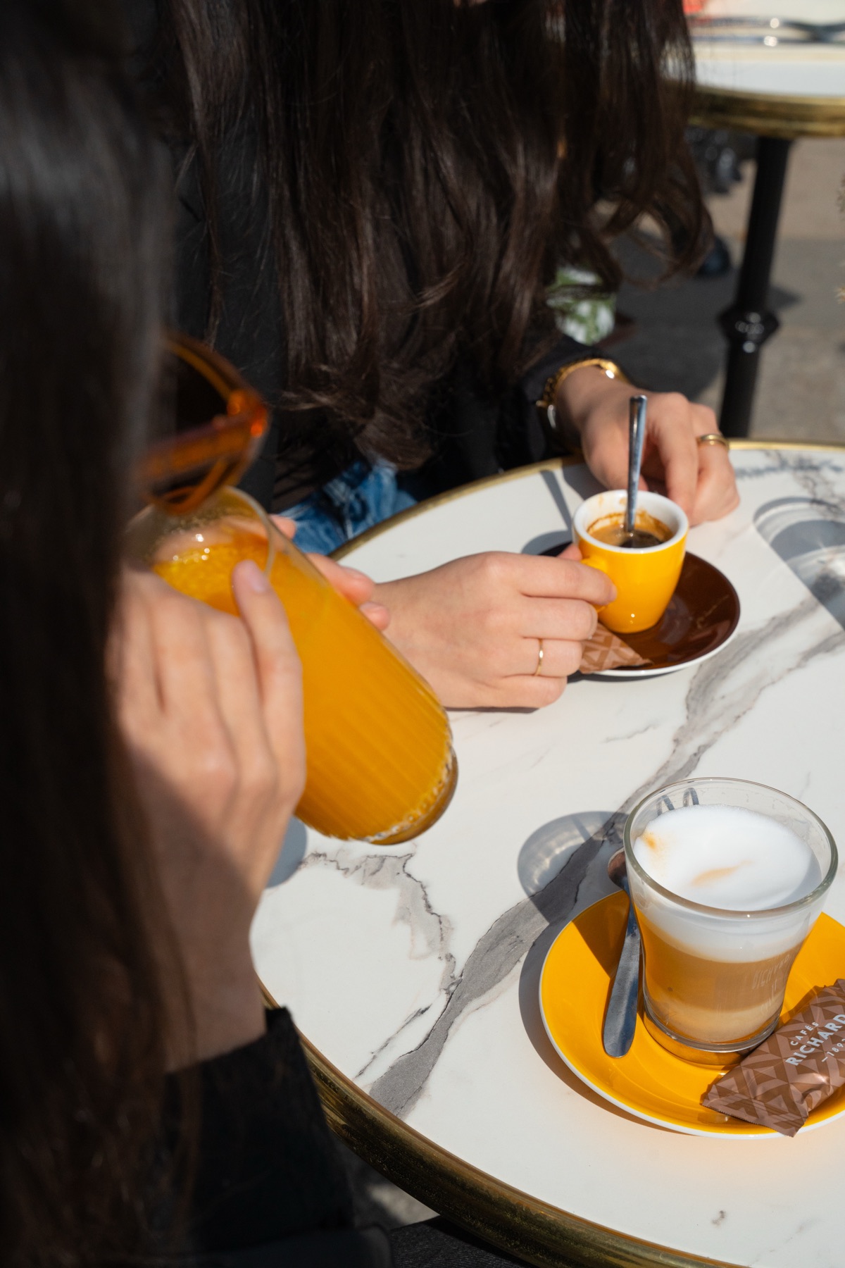 Café et orange pressée sur marbre