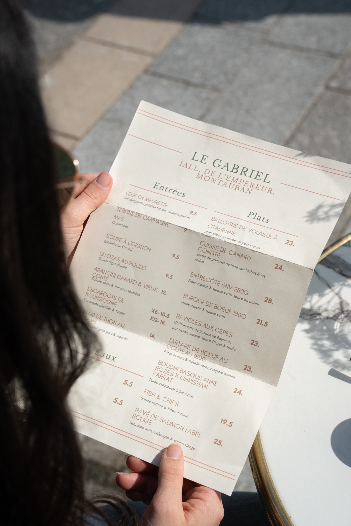 La carte en main sur la terrasse