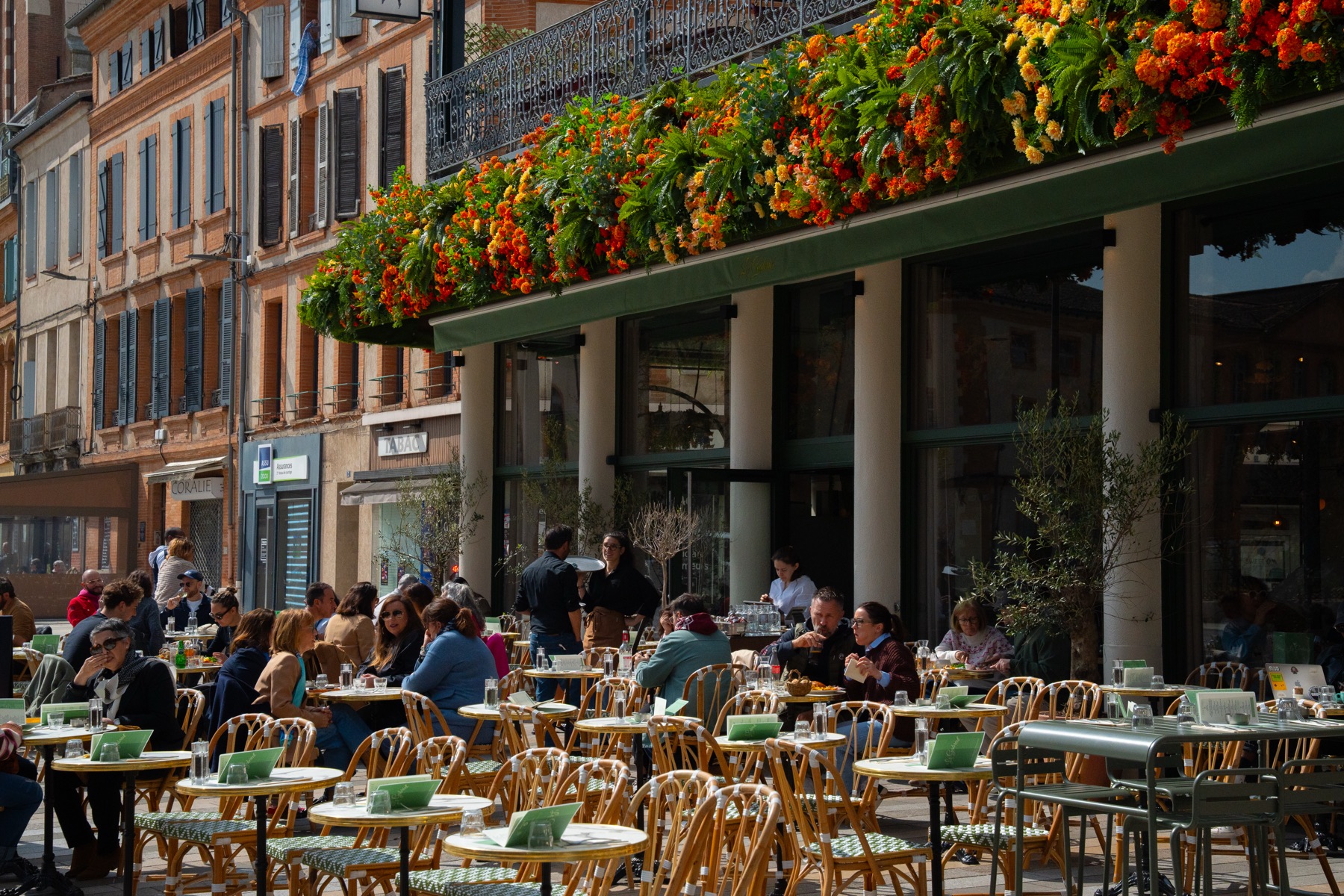 La terrasse fleurie du Gabriel à Montauban